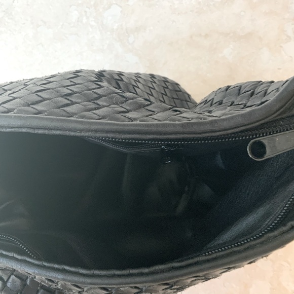 Black Woven Leather Vintage Zippered Bucket Purse - Picture 5 of 5